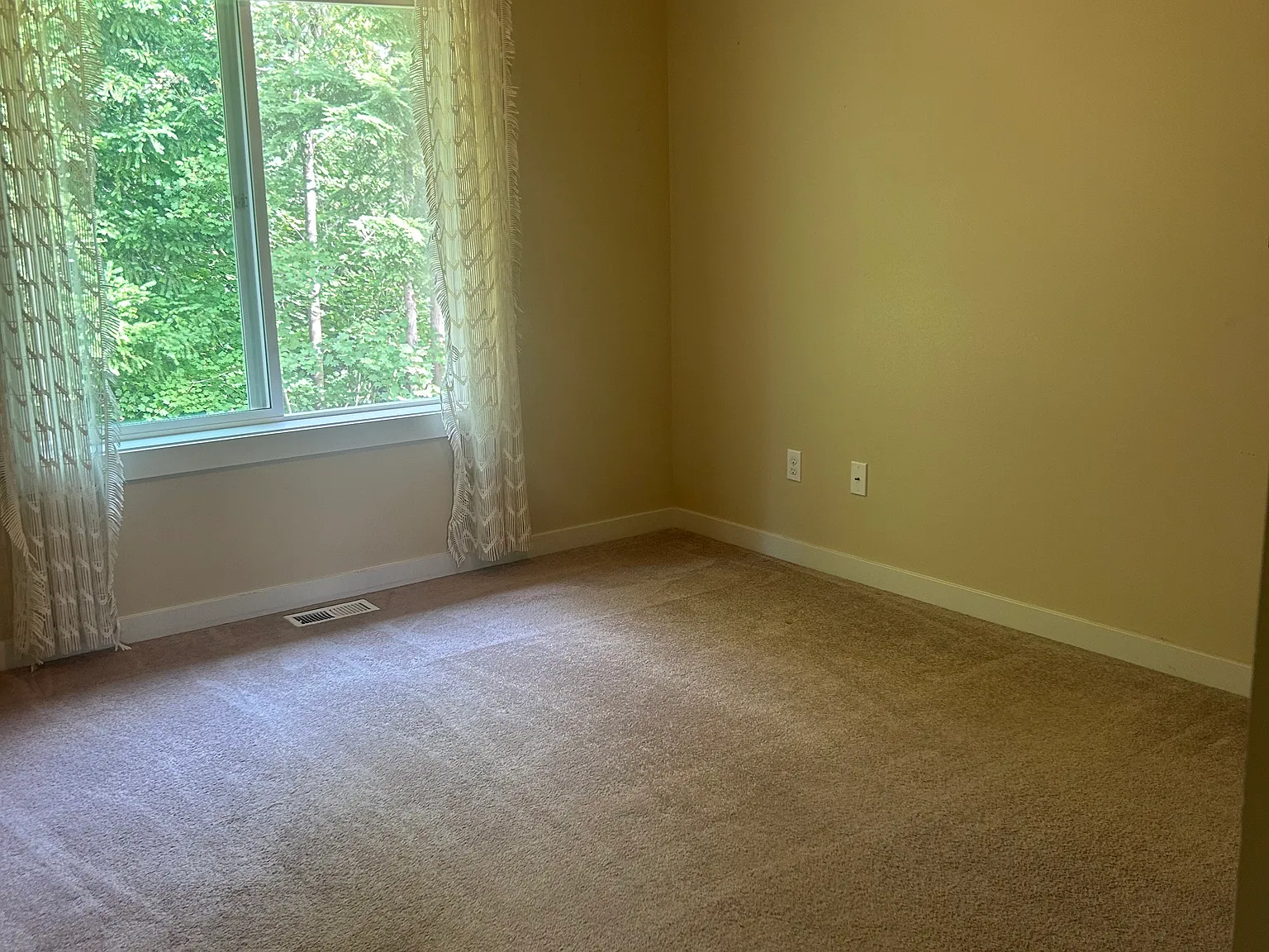 3 bed, 1800 sqft, $1,350 — Photo 2