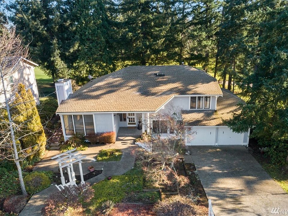 Home located in desirable Twin Lakes