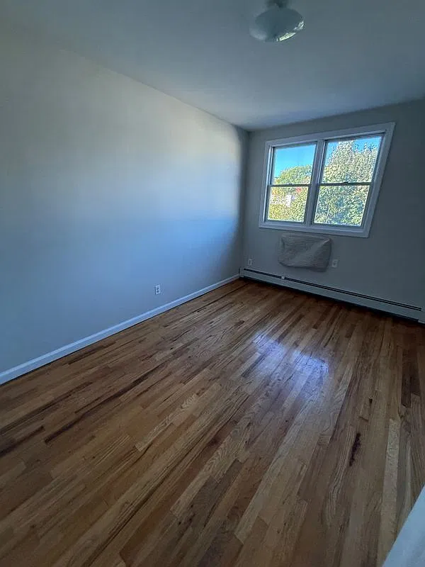 3 bed, 2.0 bath, 1045 sqft, $3,200 — Photo 4