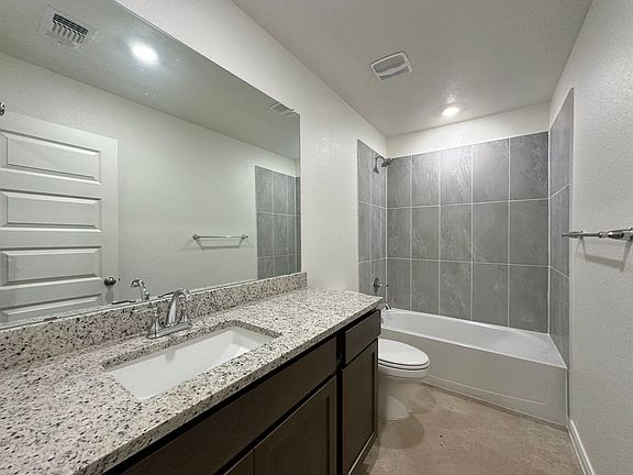5th image of 910 Cherry Laurel Ln
