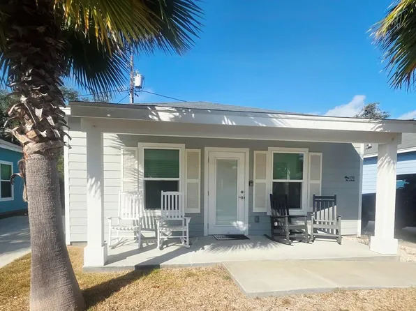121 Oasis Cir, Rockport, TX 78382