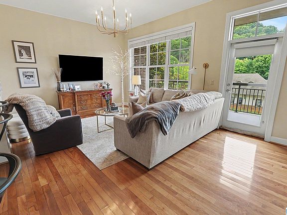 4th image of 1040 Broadway Park Unit 223