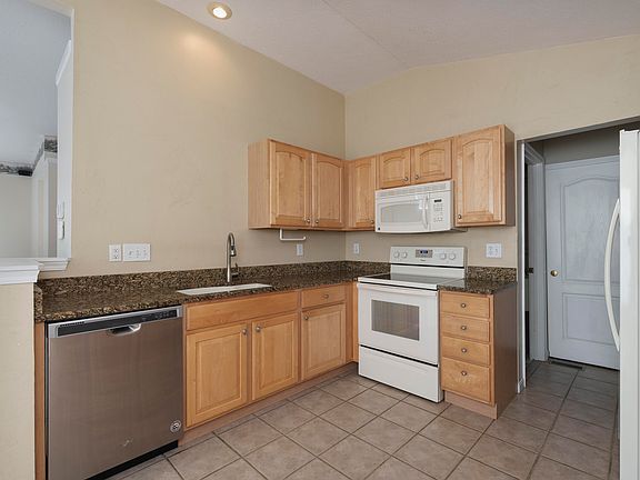 4th image of 71 Wellington Dr