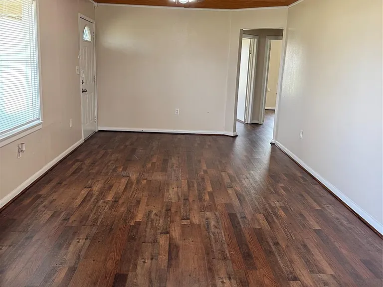 5702 Pine Ave — Photo 8