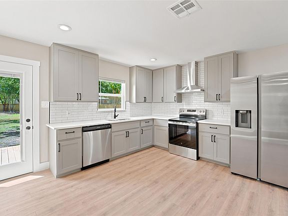 3rd image of 125 Discovery Ln