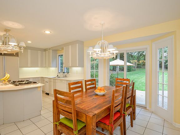 Large Eat--In Kitchen