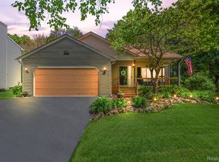 560 Doral Dr, Oxford, MI 48371