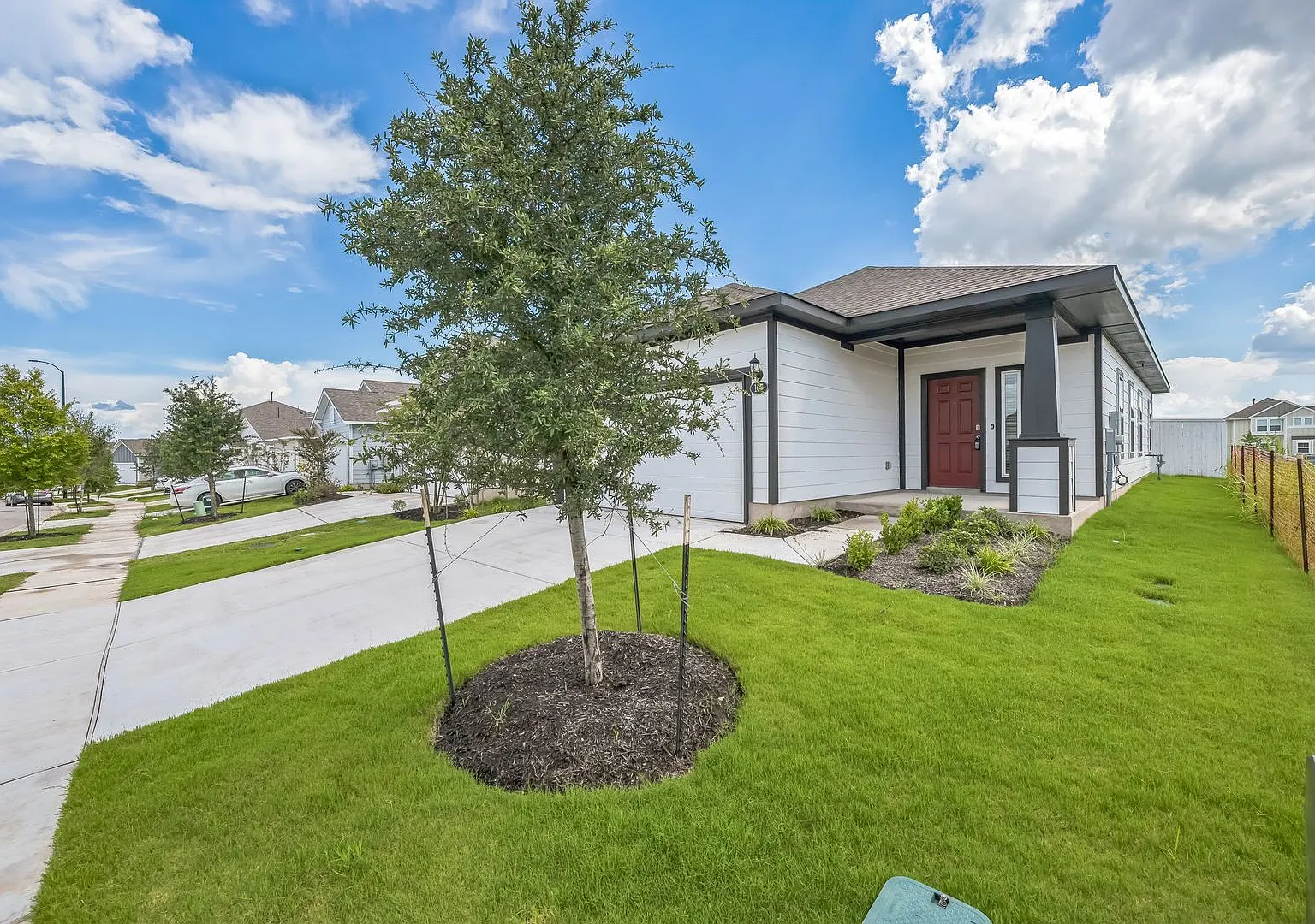 Like New 3-Bed Home in Amenity-Rich Elgin Community Easy Access to Austin! — Photo 2