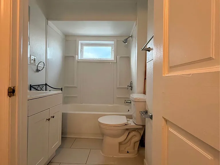 1124 W Elm St — Photo 8