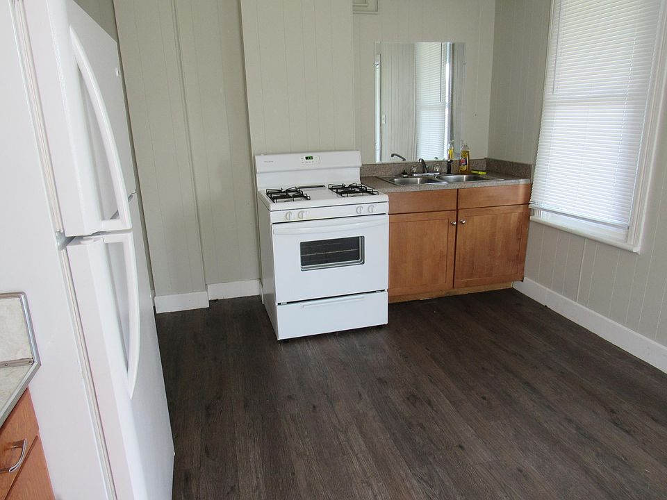 2nd image of 123 Franklin St