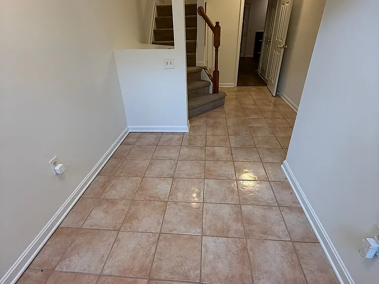 5506 Whitley Park Ter — Photo 3