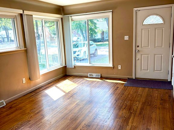 3rd image of 994 Voorheis Rd