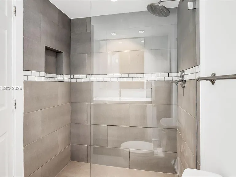 6770 Indian Creek Dr #15B — Photo 16