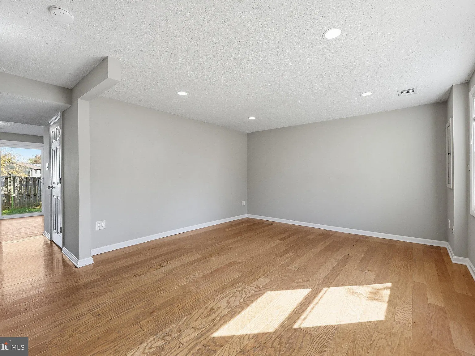 3 bed, 1.5 bath, 1220 sqft, $2,200 — Photo 4