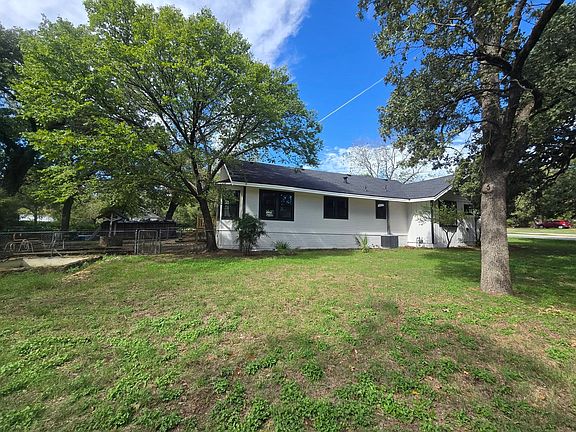 3rd image of 4824 Meadowbrook Dr
