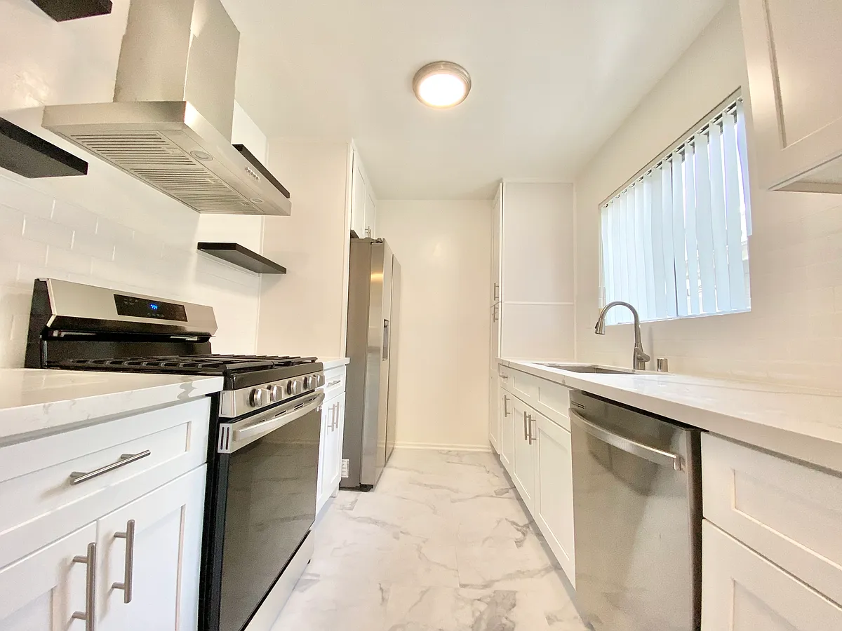 Photo 2 of 9 - 7010 Lanewood Ave #205 - Los Angeles, CA Building Photo - 7010 Lanewood Ave #205