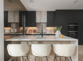 240 E 37th Ave #2, Vancouver, BC V5W 1E6