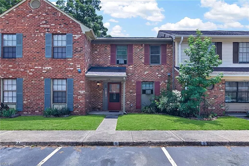 3 bed, 1.5 bath, 1400 sqft, $1,900 — Photo 1