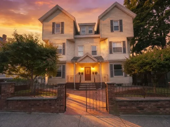 326 Crescent St #2, Waltham, MA 02453