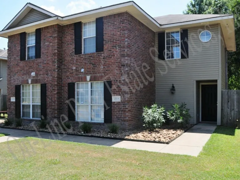 1206 Oney Hervey Dr #B — Photo 1
