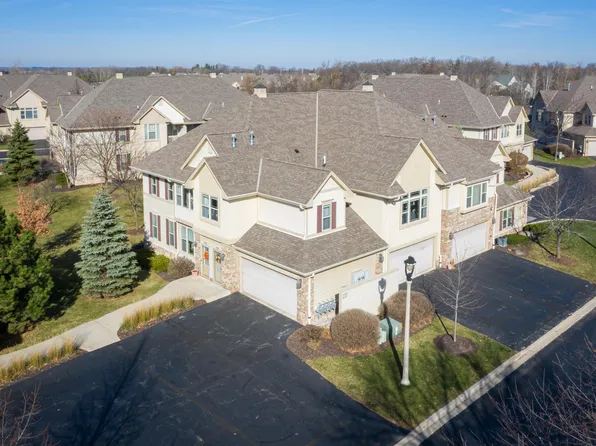 8685 S Deerwood Ln #12, Franklin, WI 53132