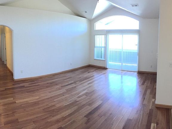 Living Room (2 of 3)