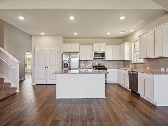 4th image of 805 Lakeshore Village Dr