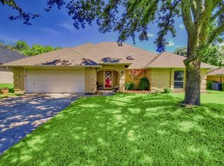 10156 Stoneleigh Dr, Benbrook, TX 76126