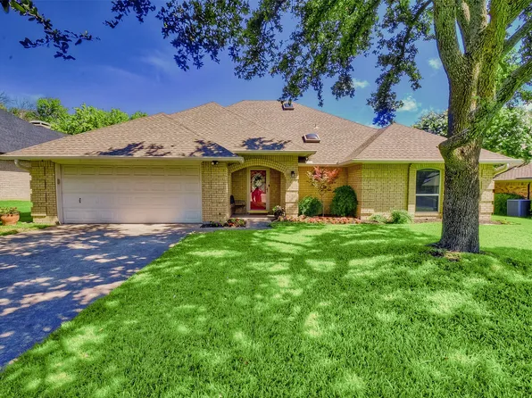 10156 Stoneleigh Dr, Benbrook, TX 76126