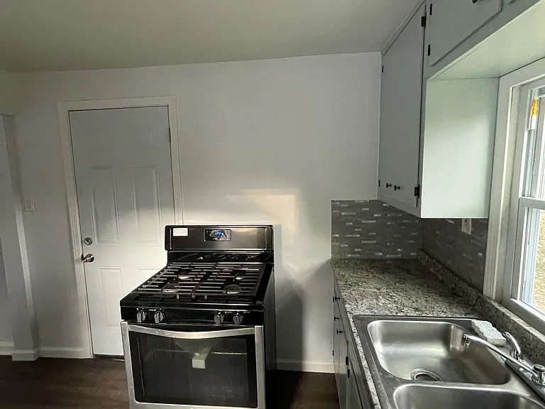 3225 Gifford St — Photo 2