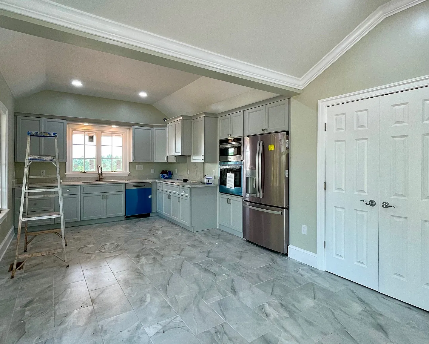 3 bed, 2500 sqft, $2,900 — Photo 2