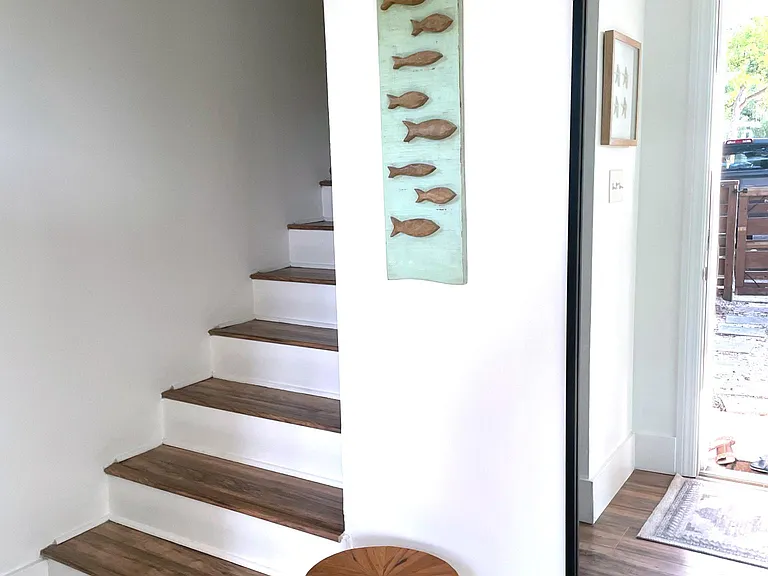 541 Myra St — Photo 2