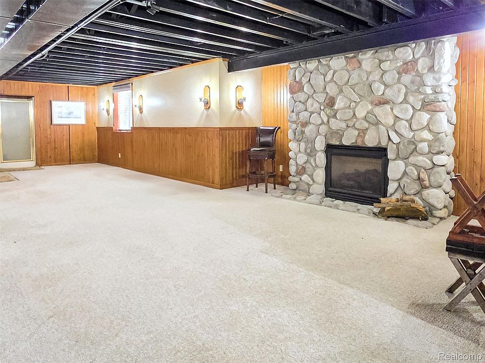 221 Maplewood Dr, photo 17