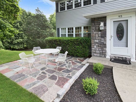 4th image of 95 Whiteford Dr