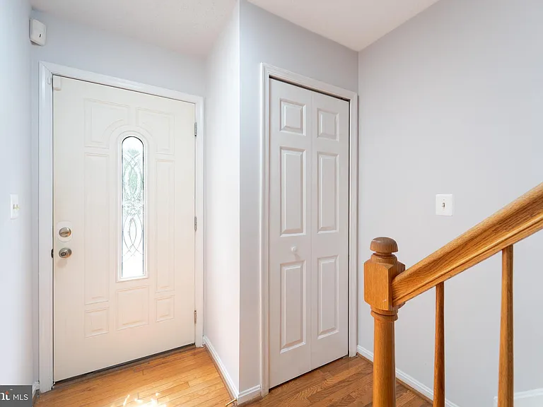 413 Lakeview Ct — Photo 5