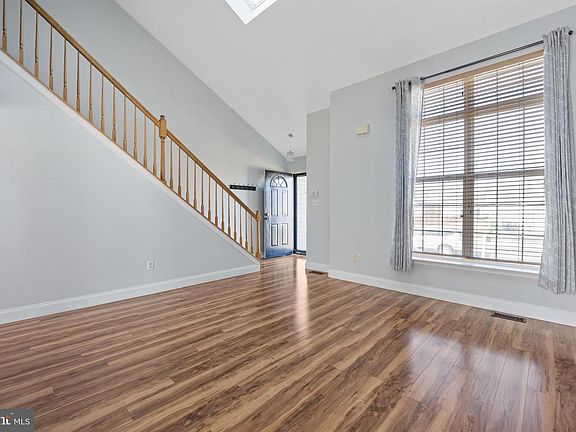 3rd image of 905 Jennifer Ln