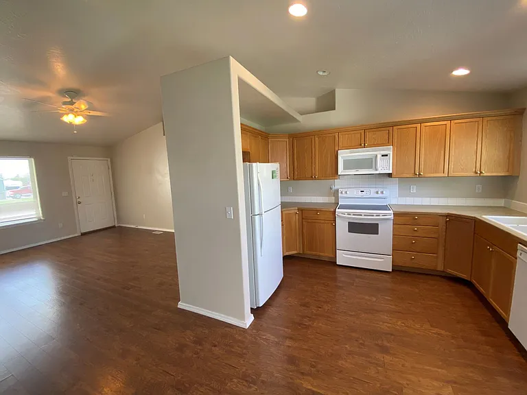 1032 NE Trailridge Ct — Photo 3