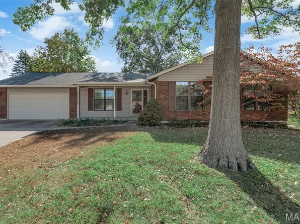 1801 Creekpoint Dr, Saint Peters, MO 63376