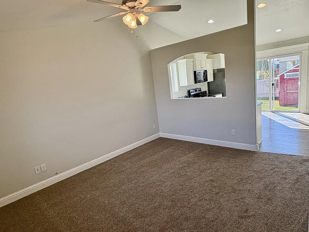 2175 Roy Dr — Photo 2