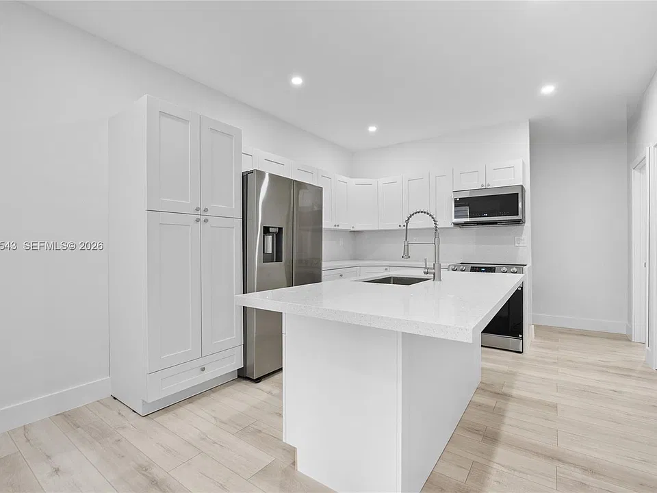 129 SW 9th Ave #1