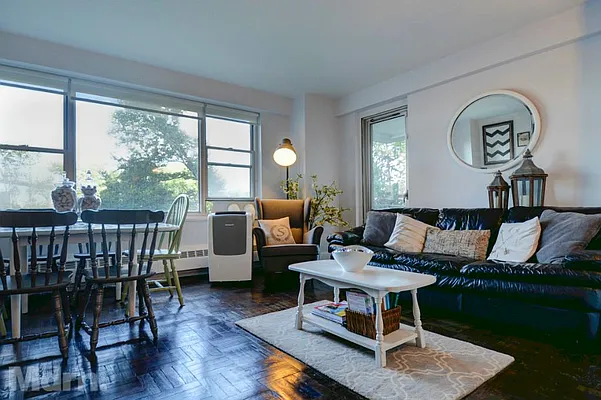 Sold by Mdrn Residential | media 16