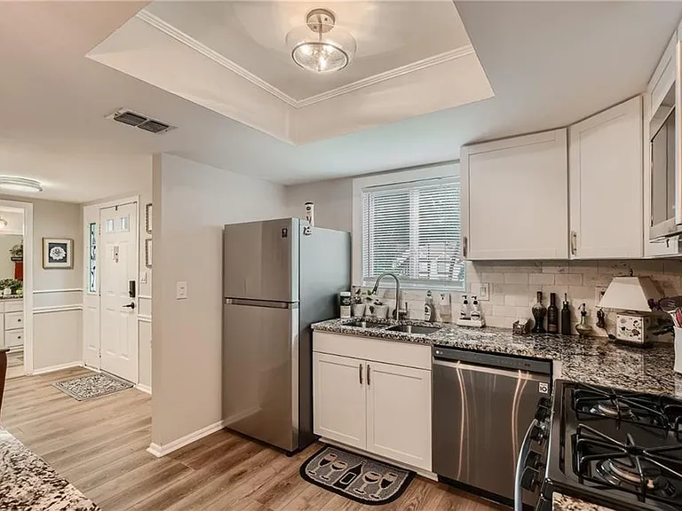 15 Little Silver Ct SE — Photo 2