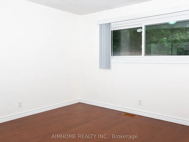 9890 Bayview Ave — Photo 20
