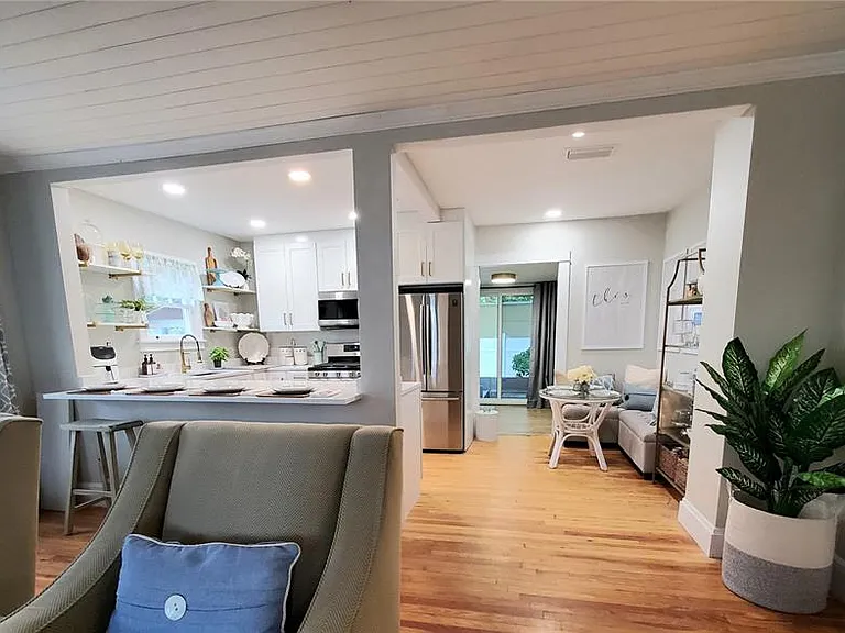 410 N Oleander Ave — Photo 4