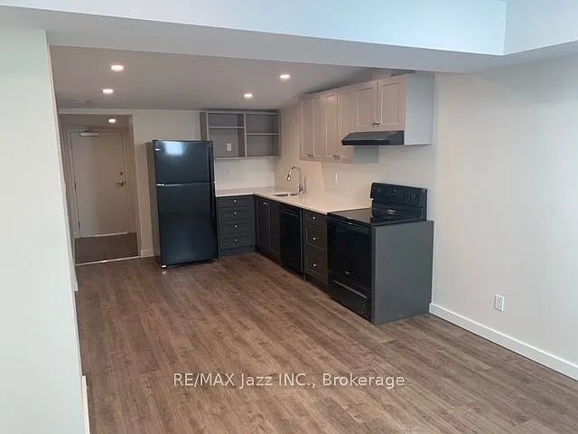 16 Simcoe St S #UPPER