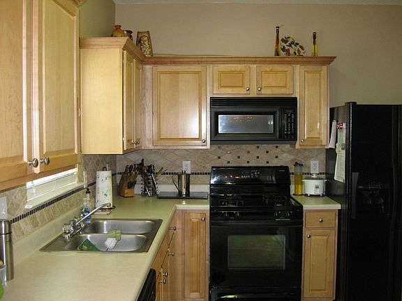 kitchen w/ gas cooktop