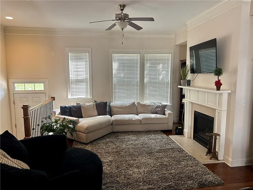 4 bed, 3.5 bath, 2000 sqft, $2,300 — Photo 3