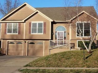 14700 Killarney Ln, Smithville, MO 64089
