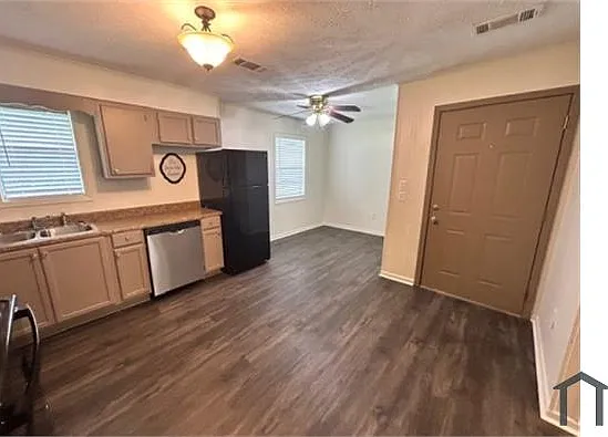 3 bed, 1300 sqft, $1,450 — Photo 3