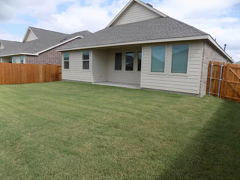 506 Saffron St — Photo 15
